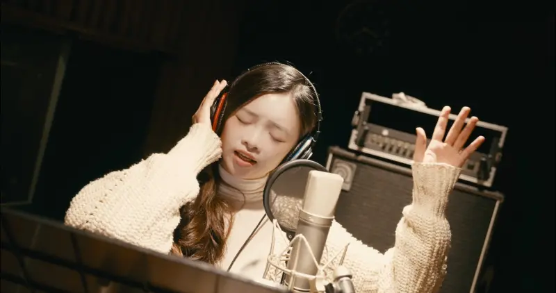 ▲曲曲在日本工作,特地選擇當地錄音室錄製。(圖/曲曲提供)