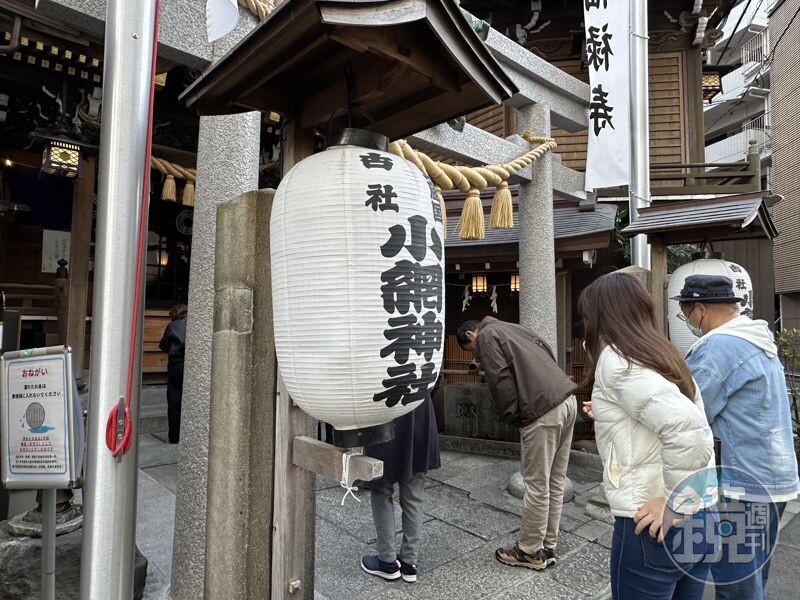參拜小網神社的民眾絡繹不絕,眾人依序排隊進入社內。(讀者提供)