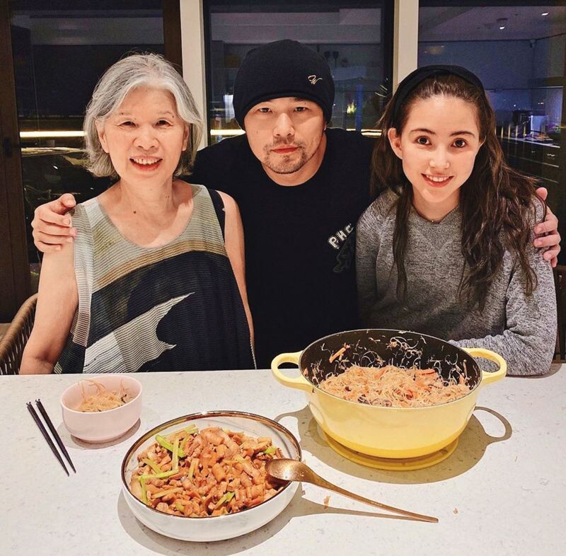 周杰倫（中）對生命裡的兩個女人媽媽葉惠美（左）及老婆昆凌（右）都相當寵愛，母親節還親自下廚煮飯給兩人吃。（翻攝自周杰倫IG)