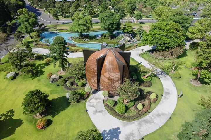 ▲成美文化園東園區化身大地藝術季，大型裝置藝與木作交疊，讓民眾可進入草地深入探索。　圖：成美文化園／提供