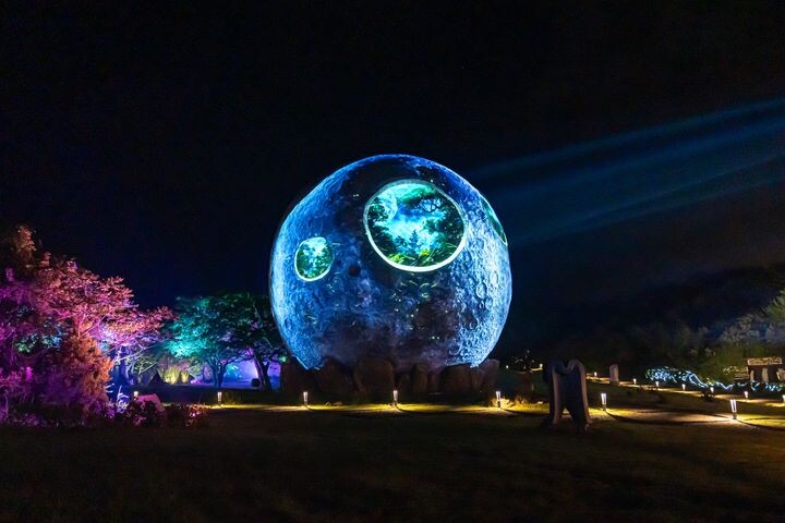 ▲「Lunafall」夜間數位主題公園，結合濟州島自然環境創造光影藝術森林。　圖：KKday／提供