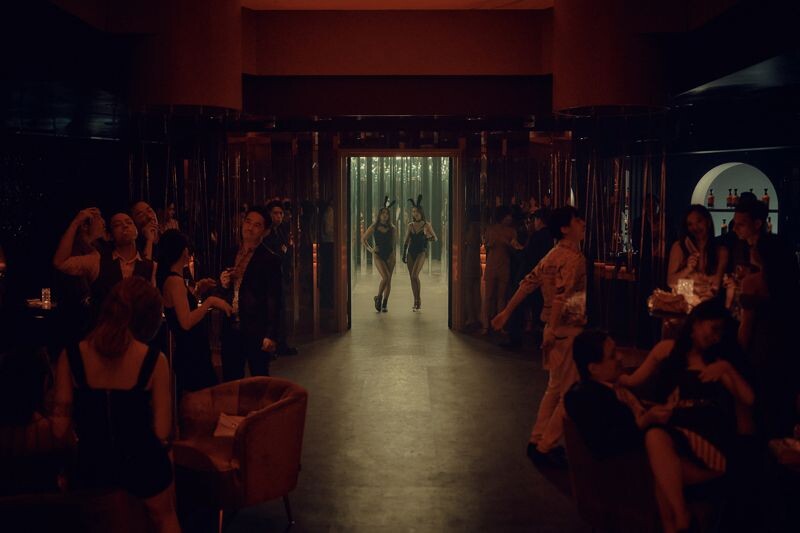 《死了一個娛樂女記者之後》搭建頂級招待所重現極樂派對。(鏡文學提供)