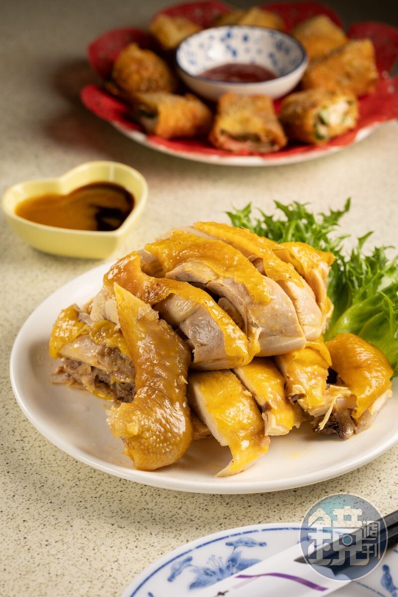「白斬土雞」使用玉米雞品種,肉質不柴帶甜味。(300元/份)