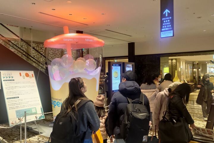 ▲在大阪難波高島屋展出的珍珠奶茶燈燈飾在籌備期間引發極高詢問度。　圖：臺北市政府觀光傳播局／提供