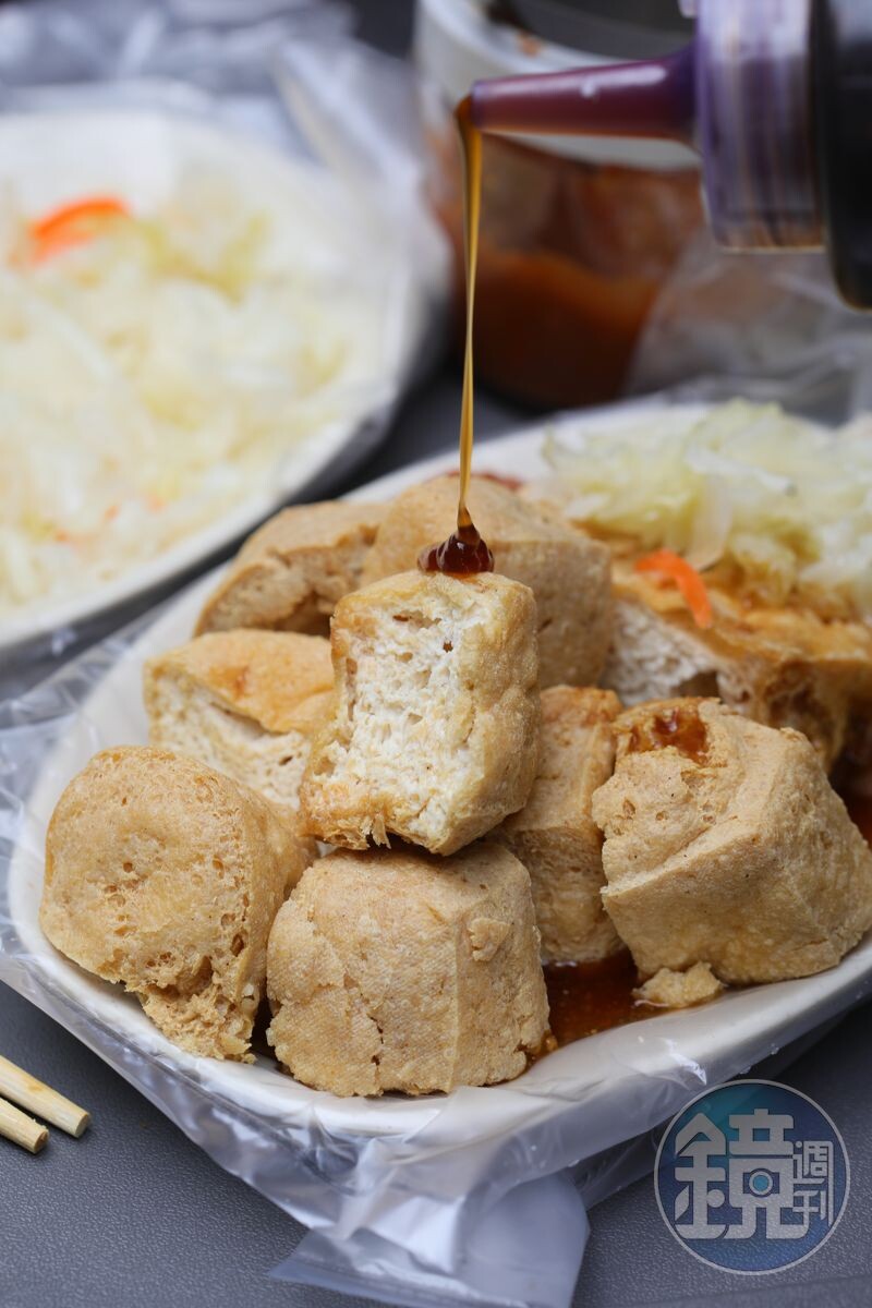 「臭豆腐」炸得外酥內軟，脆皮內的豆腐肉又厚又嫩，冷掉也好吃。（65元／份）