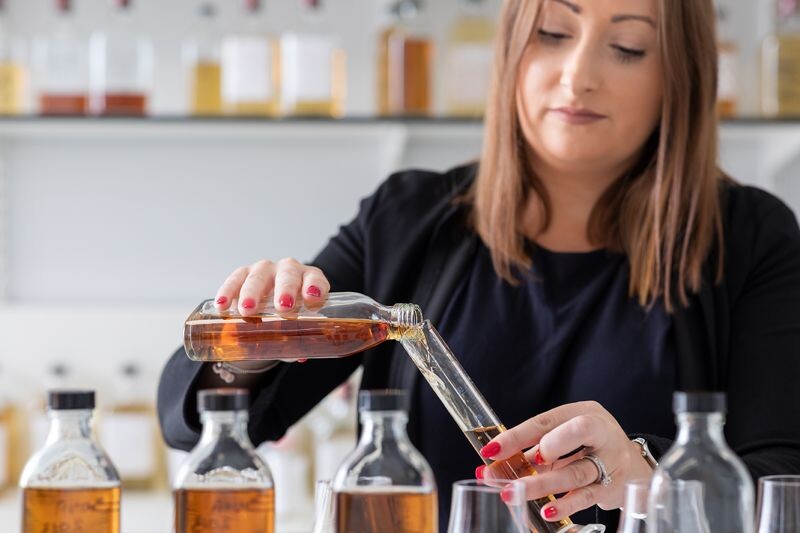 黑瓶的調酒師調和出煙熏味均衡、花果香稠鬱的酒體後注入重度火烤過的頂級橡木桶中陳釀。(英商希威仕提供)