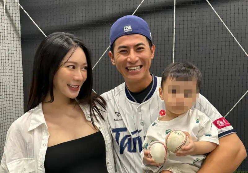 ▲陳傑憲（中）和綺綺（左）靠宮廟牽線結緣，交往3年後在陳傑憲27歲生日當天正式登記結婚。（圖／陳傑憲IG）