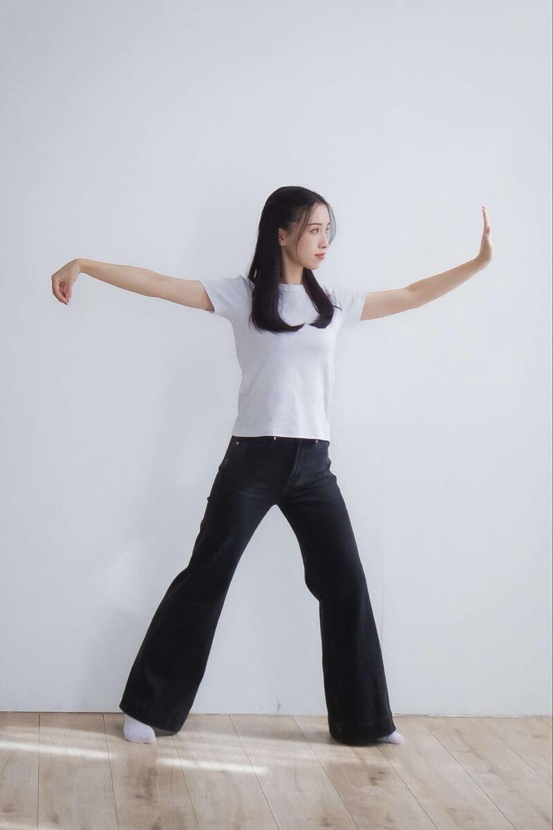太極式「單鞭」，能幫助胸腔打開，可協助人開金氣，聚財氣。（念禾中醫提供）