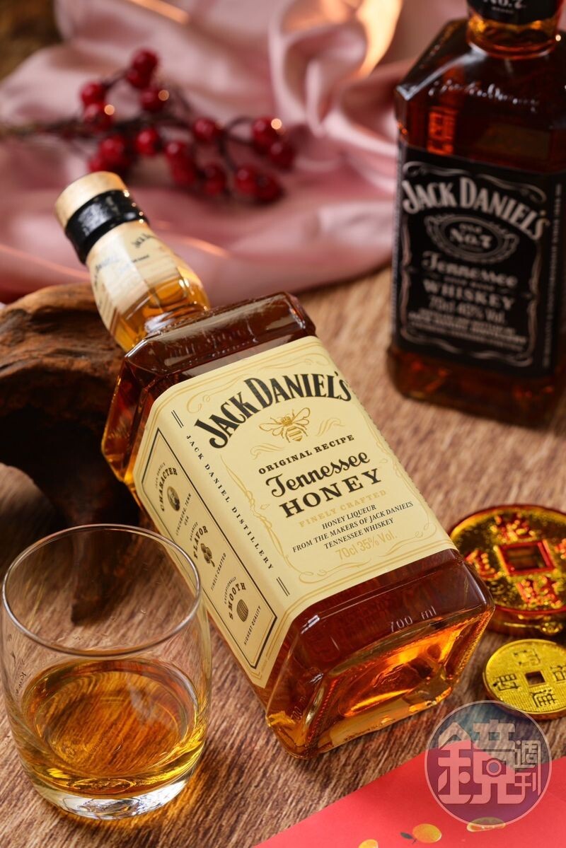 Jack Daniel’s 傑克丹尼除了經典的「No.7田納西威士忌」(右),「田納西蜂蜜威士忌」(左)更結合了7號威士忌與獨特蜂蜜酒,打造出獨家的甘甜滑順口感。(皆699元/瓶)