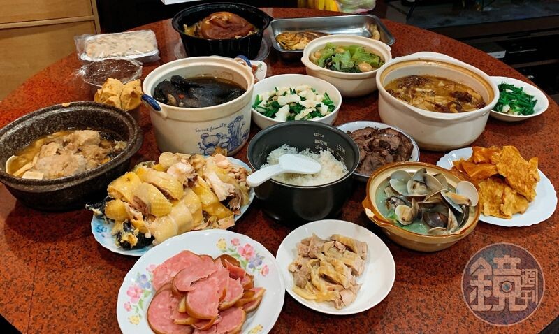 過年團圓飯上，桌上的美食成為一個非常好的開場白。（本刊資料照）