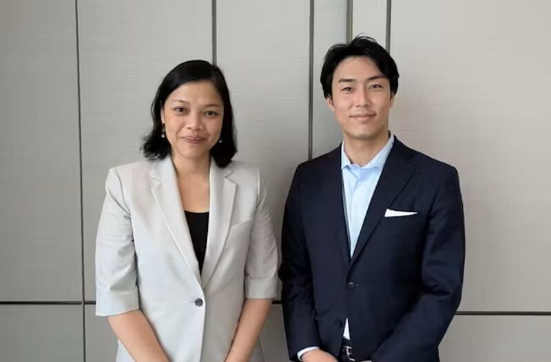 石原聰美的老公糸木悠(右)因公開接受媒體採訪而曝光。(翻攝網路)