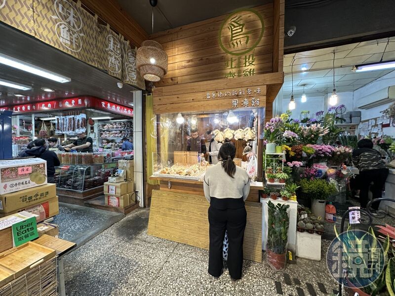 「北投齊雞」傳承3代，已經開業53年，算是北投市場的扛霸子。