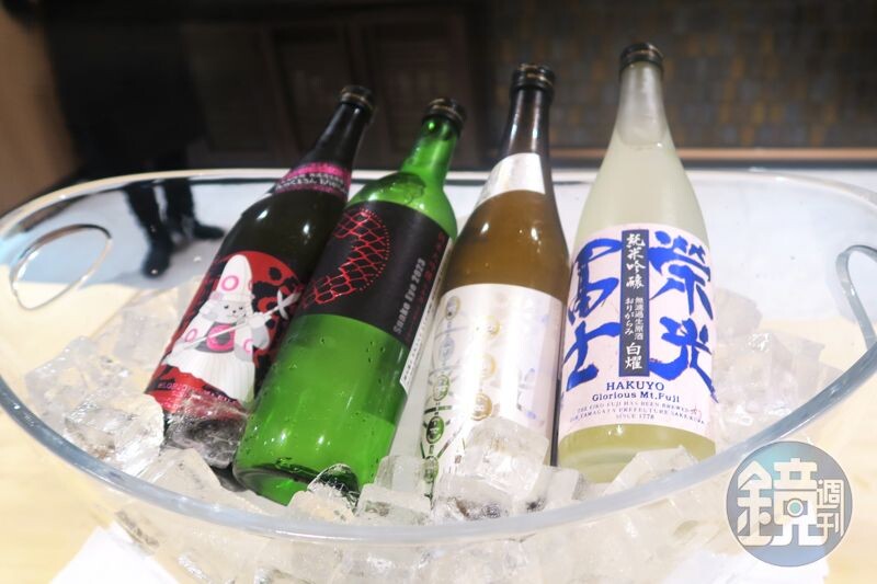 雖然台灣食客大多愛自己帶酒佐餐,但鮨嘉仁也提供專業的侍酒服務,圖中為有小14代之稱的榮光富士的出品。