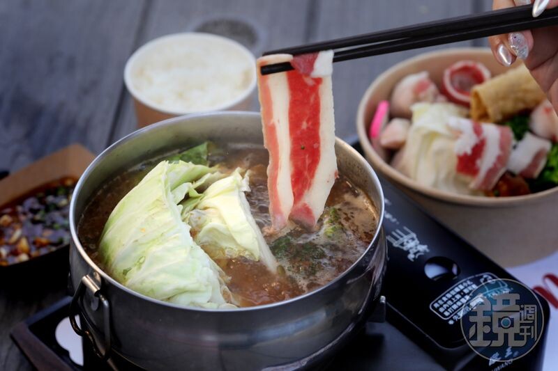 天氣冷剛好適合來份「餉賀」的台式小火鍋「賀呷招牌沙茶鍋（牛）」暖暖胃。（300元／份）