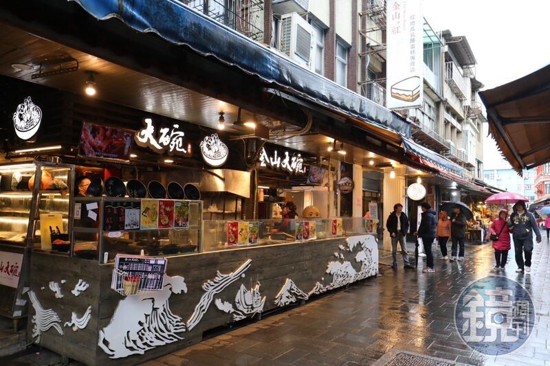 金山大碗螃蟹店如其名般氣派，走過路過很難不注意到。