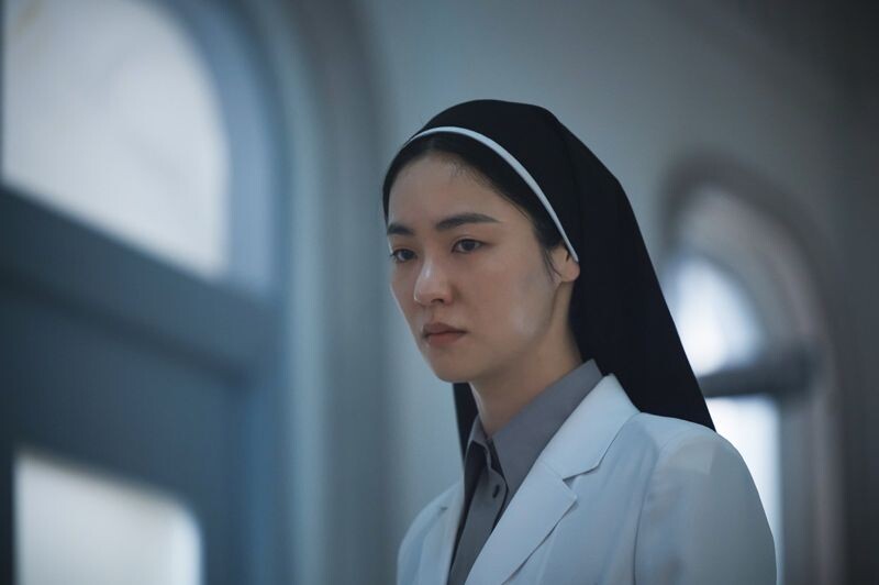 全余贇首次穿上修女服,意外行動起來非常靈活。(車庫娛樂提供)