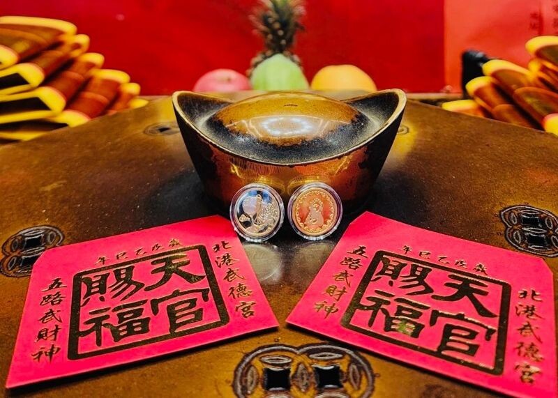 買泰山純水限定版,還可以抽北港武德宮財福純金紀念金幣。(泰山提供)