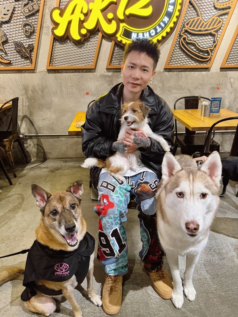 蕭秉治化身「一日寵物保母」,照顧傑克羅素梗犬碳吉和哈士奇Fendi,他自己的愛犬豬血糕也來探班。(相信音樂提供)