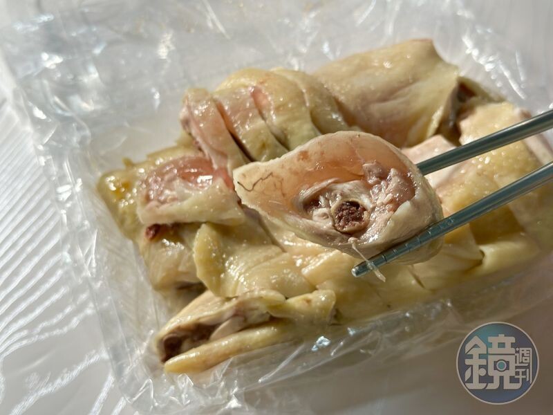 「鹽水果凍雞」肉嫩入味，因為有高湯凍的鮮甜，不沾醬都好吃。（325元／半隻）