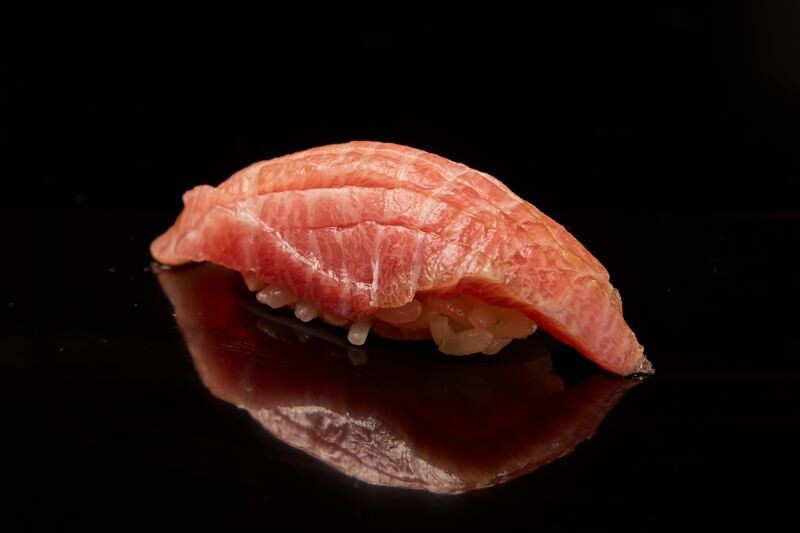 略切出紋路的鮪魚大腹,入口即化。(鮨嘉仁提供)