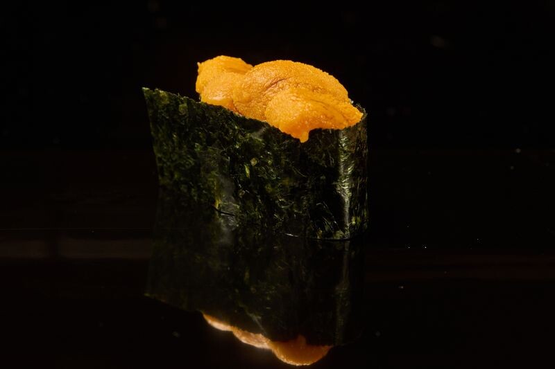 來自北海道的馬糞海膽,做成軍艦捲,亮點是外層酥脆的海苔。(鮨嘉仁提供)