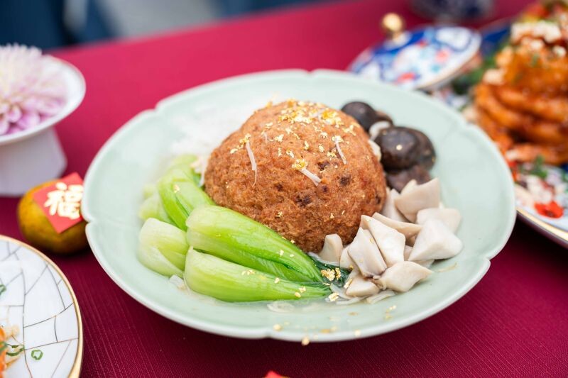 鄭智善主廚融合韓國傳統風味，顛覆大家對年菜的想像。圖為獅子頭湯。（台北捷運公司提供）