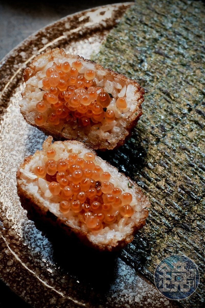 外層醬烤到如餅乾般脆口,內餡包覆滿滿鮭魚卵的「鮭魚卵炸飯糰」。 (加購價99元/人)