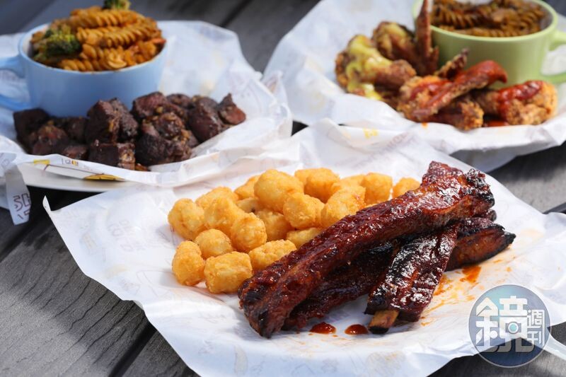 若多人出遊，可以選擇紅色穀倉的「BBQ美式煙燻烤豬肋排套餐」（前，380元／份）搭配「板腱牛排套餐」（左後，370元／份）或「風味雞翅」（右後，180元／份）一起分食。