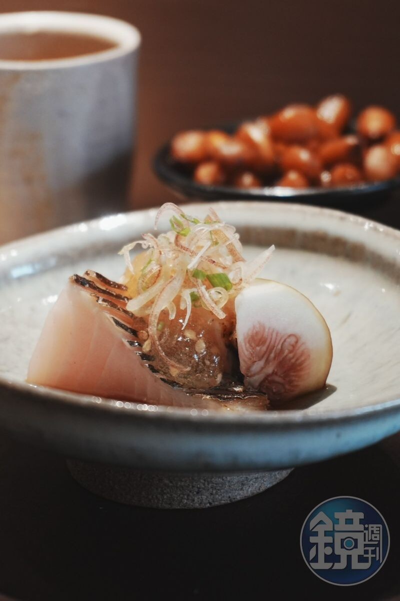 「鰆魚橙醋小品」將鰆魚魚皮大火煎出帶焦感香氣,搭配橙醋帶出明亮酸香。