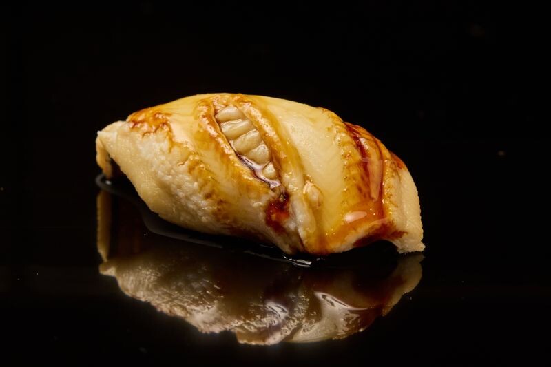 煮得極好的穴子,點上微甜醬汁,令人回味無窮。(鮨嘉仁提供)