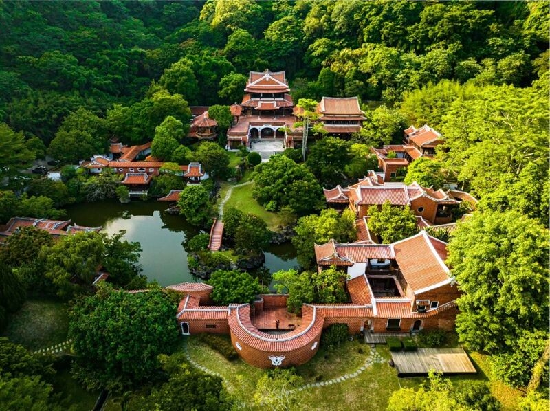 坐擁8萬坪綠意的「The One南園」是華人世界最美的山中園林，如同一座無牆美術館，將自然、建築、藝術與人文完美結合。（The One提供）