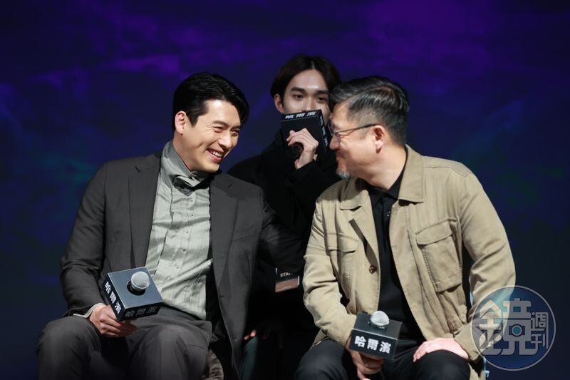 導演禹民鎬（右）不斷稱讚玄彬，讓玄彬笑得超開心。