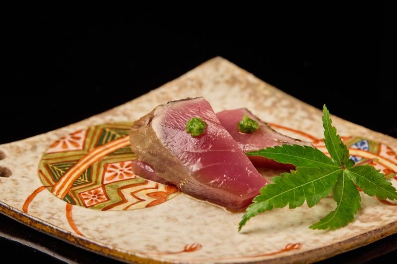藁燒鰹魚入口毫無腥味,滿是鮮甜。(鮨嘉仁提供)