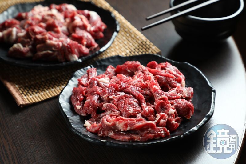 「年菜組合餐」包含肉質甘甜的「嫩羊肉」（前）、帶有骨香的「肋排肉」（後）等。（2,888元／份、約6～8人份）