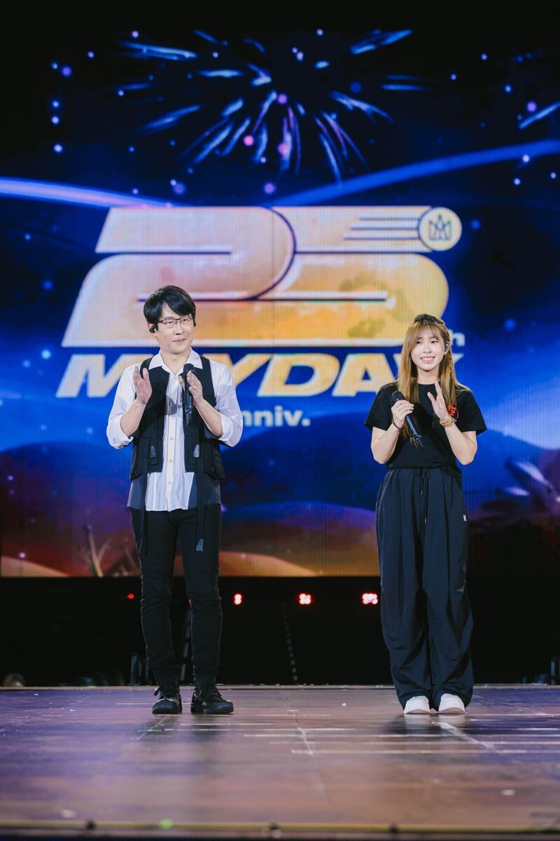 五月天冠佑與女兒小玫瑰父女同台。(相信音樂提供)