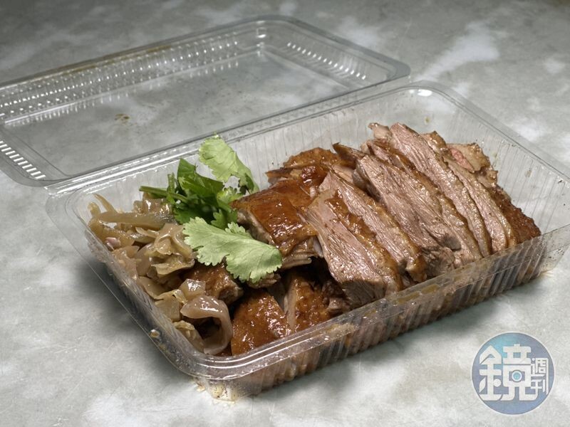 「滷鵝小份」可以吃到柔嫩多汁的鵝胸，以及吸附滿滿滷汁香氣的鵝腿。（300元／份）