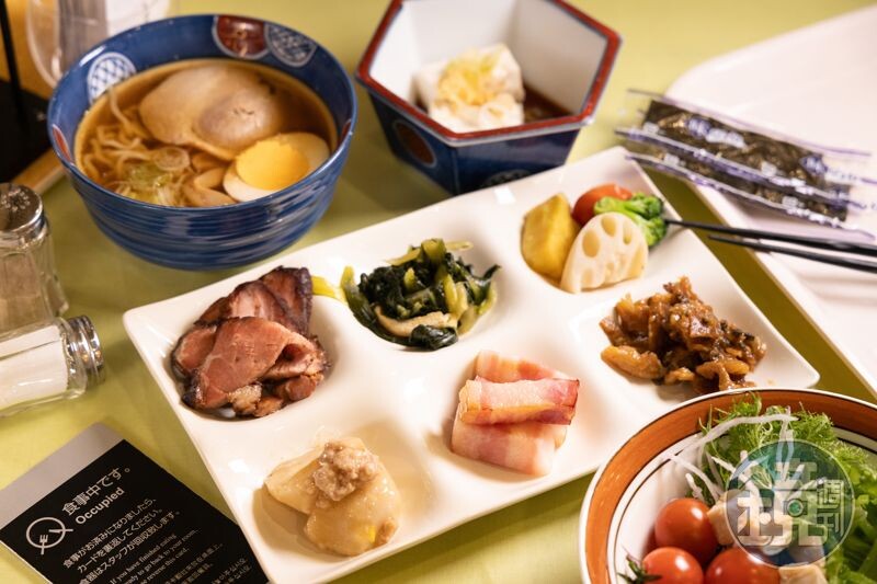 自助式早餐有拉麵、沙拉、咖哩飯等多樣化選擇。