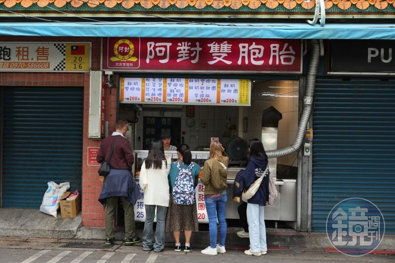 阿對雙胞胎就開在關渡宮下方，小小店面總是擠滿人潮，平日雖不用排隊，但客人上門不間斷，不少人為了它專程開車而來。