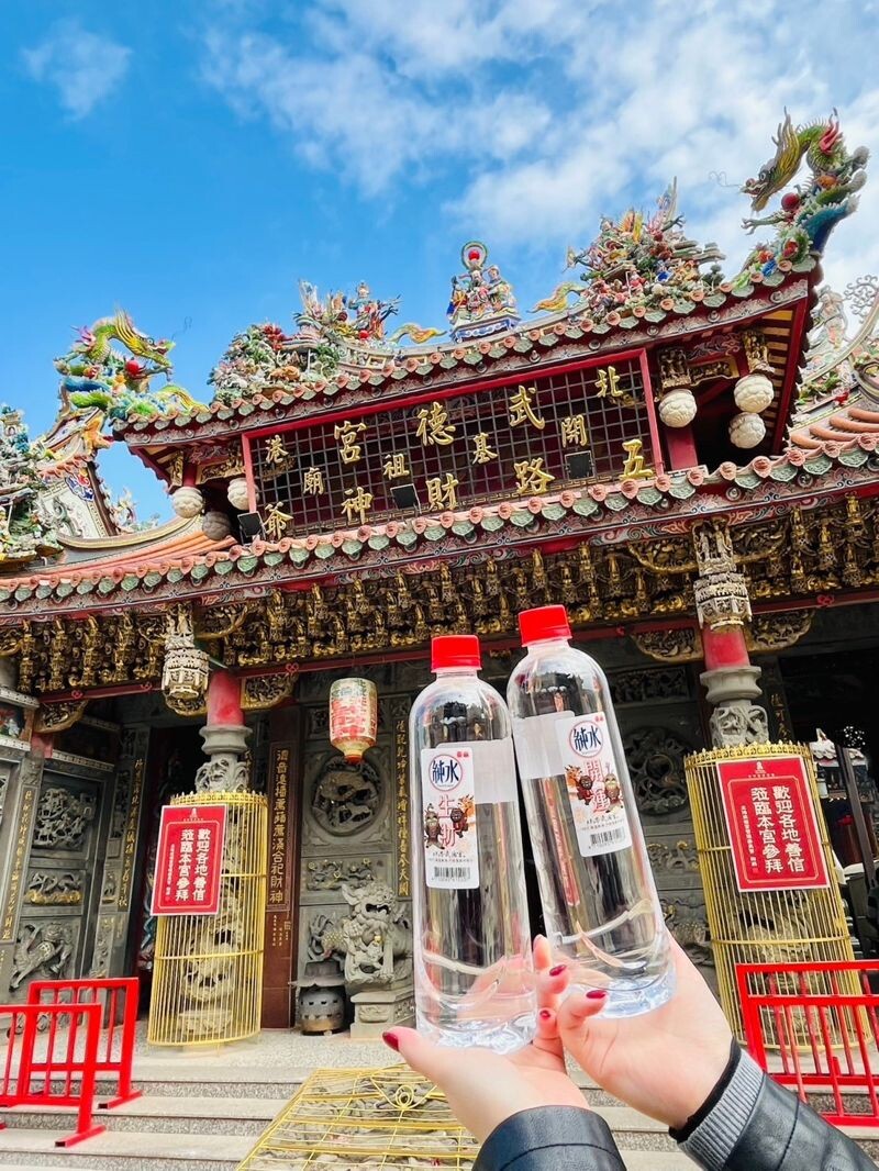 春節限定版的泰山純水,還進行了祈福儀式。(泰山提供)