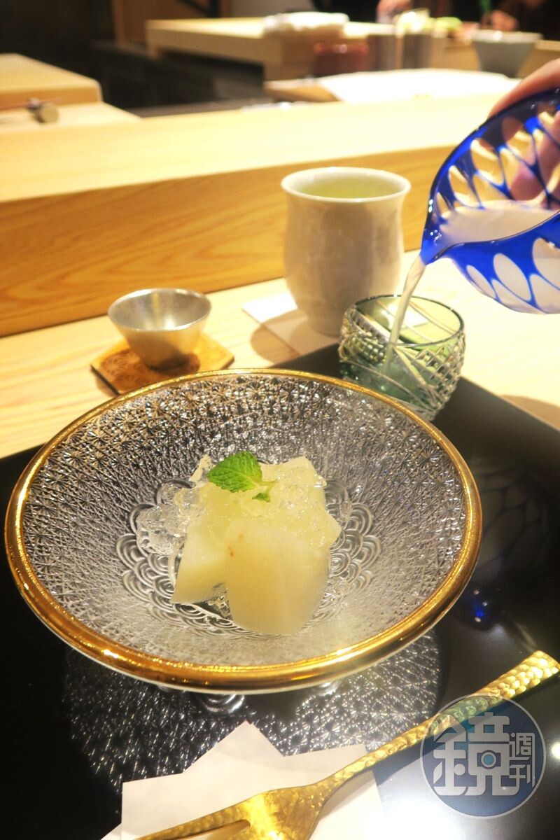糖水煮梨搭配日本酒果凍,清爽可口。
