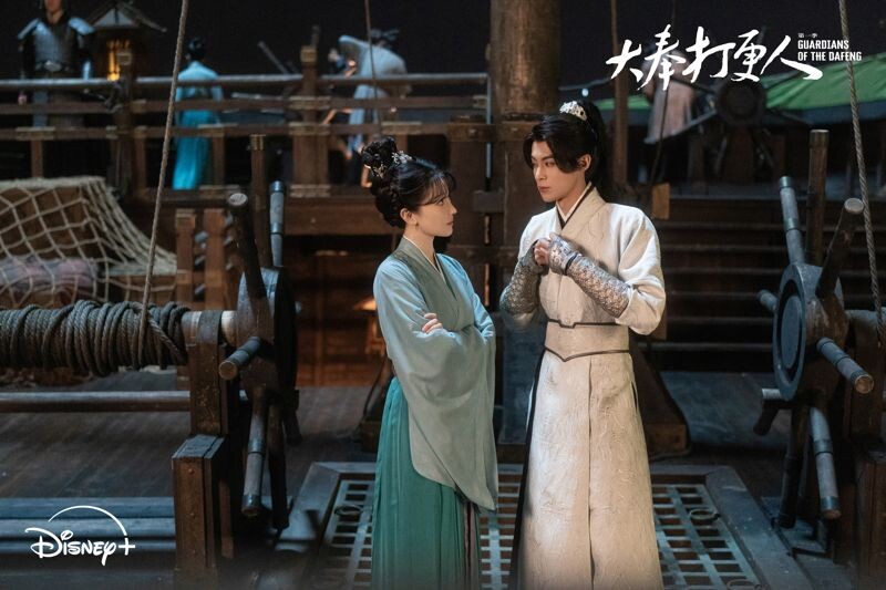 王鶴棣(左)、田曦薇(右)在《大奉打更人》主角許七安的幻境中演繹現代情侶(Disney+提供)
