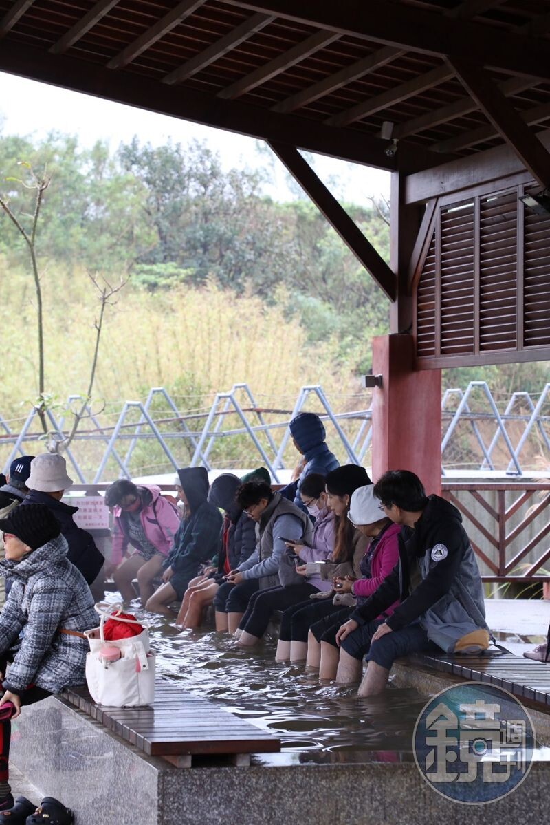 「大鵬足湯公園」在冬日即使是平日前往，也是滿滿人潮。