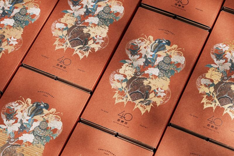 喜豐香四十《肆。蒔》福祿壽囍禮盒以紅色為底，喜慶插畫優雅而不落俗套。（喜豐香1985提供）