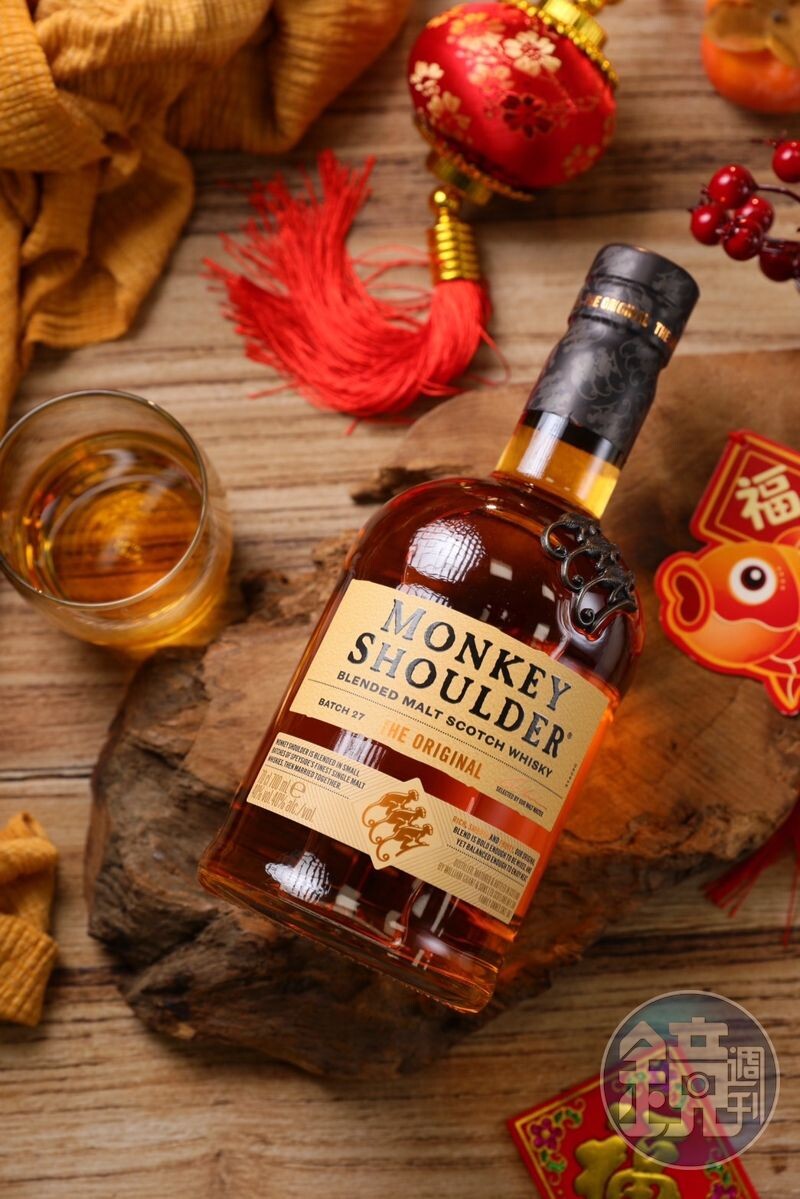「Monkey Shoulder 三隻猴子三重麥芽威士忌」是格蘭父子集團旗下推出的調和麥芽威士忌品牌,滑順酒體中飽含柔和的香料氣息。(830元/瓶)