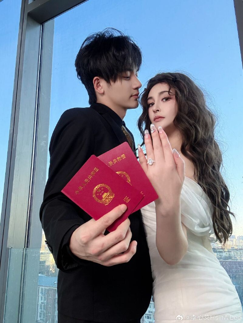 李心艾在微博曬出多張結婚照，與粉絲分享喜悅。（翻攝李心艾微博）