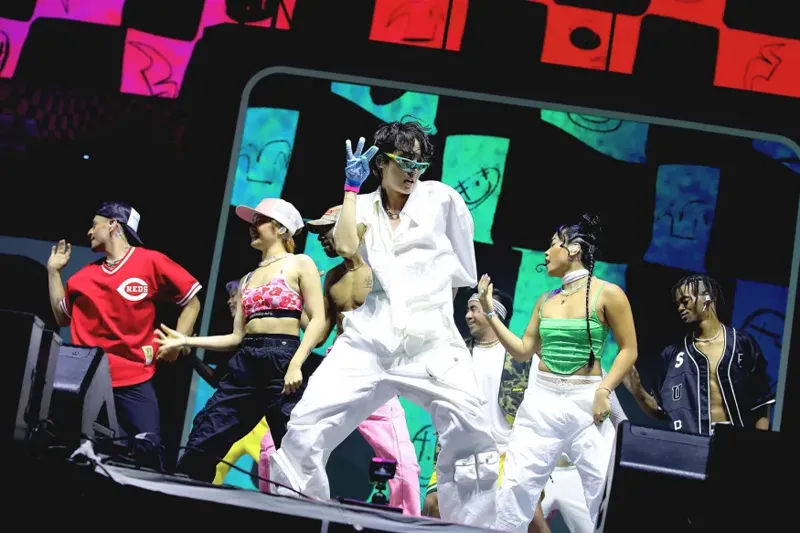 j-hope於2022年登上美國Lollapalooza音樂節,吸引了超過10萬名觀眾到場。(網路圖片)