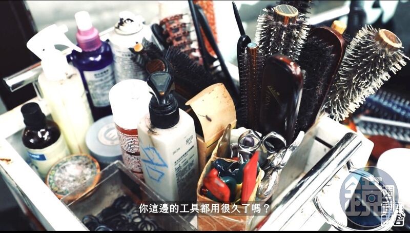 推車上的美髮工作也都頗有歷史，除了惜物，李月蕊也認為老工具更上手。