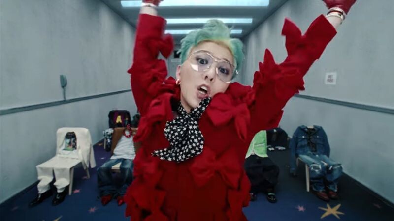 〈TOO BAD〉MV出現他歷年的打歌服,每一件都勾起粉絲滿滿回憶。(截圖自MV)