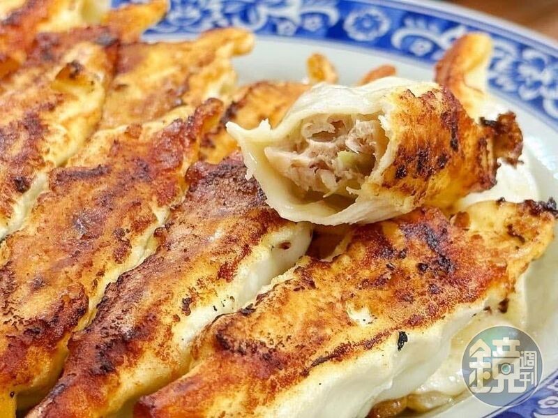 「鍋貼」煎得焦脆,偶有焦黑的狀況,韭黃餡很甜香。(7元/個)