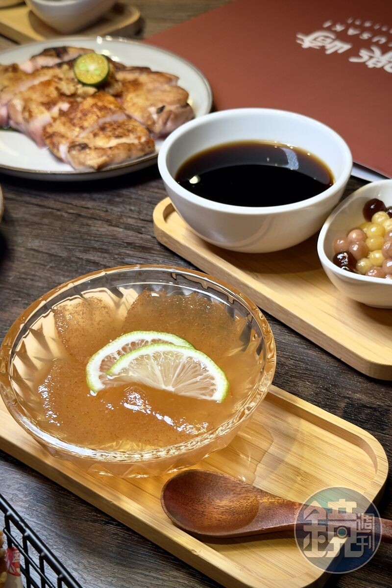 火鍋店特別精心推出2款台灣傳統甜品「台灣古早味燒仙草」(後,49元/份)與「野生冬瓜檸檬愛玉」(前,39元/份)。